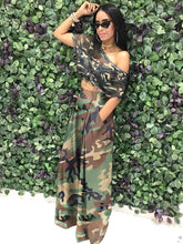 Lange Hose mit weitem Bein und hoher Taille und Camouflage-Print